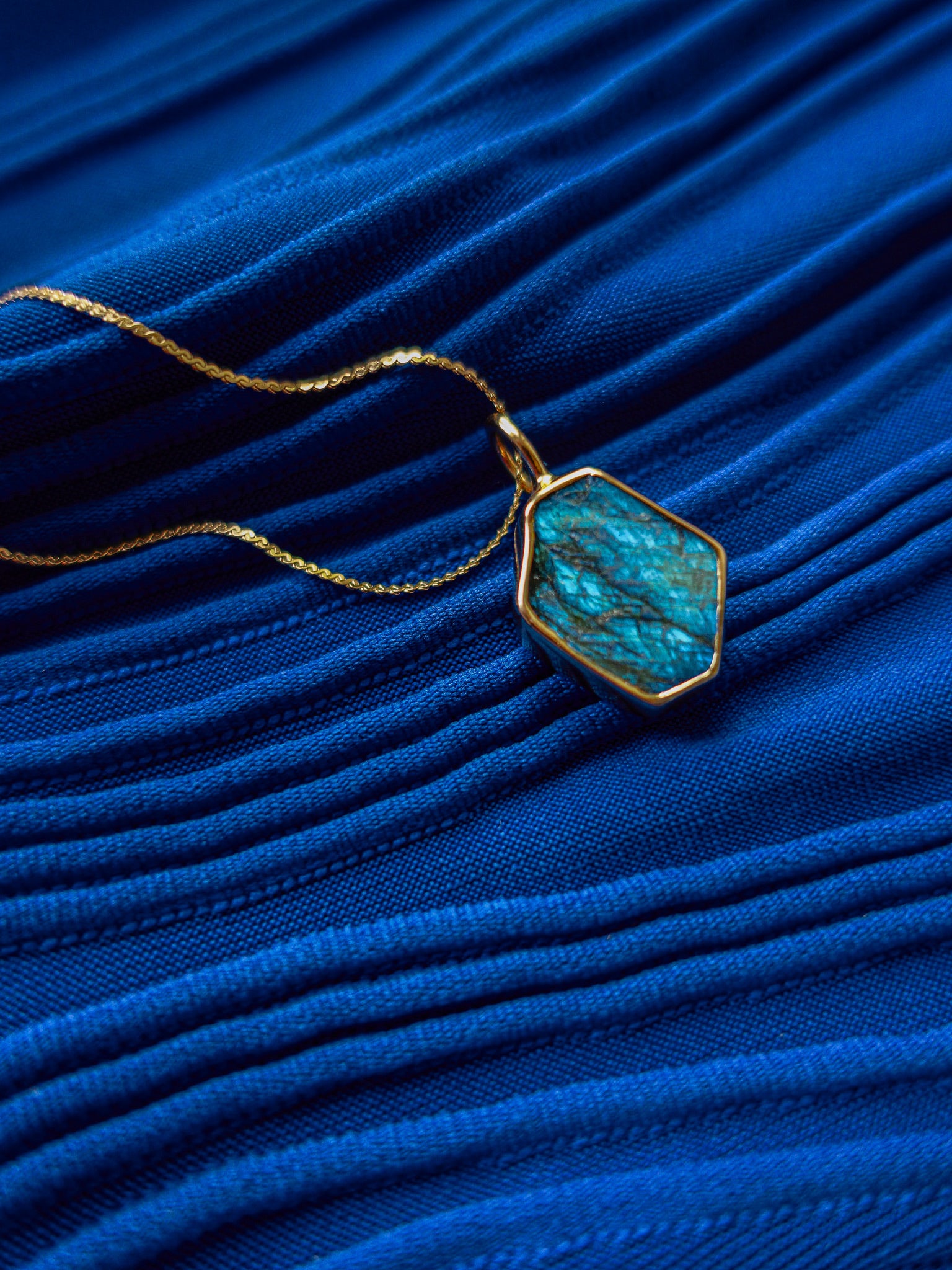 The Priestess - Raw Labradorite Necklace 18K
