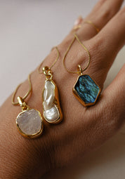 The Priestess - Raw Labradorite Necklace 18K