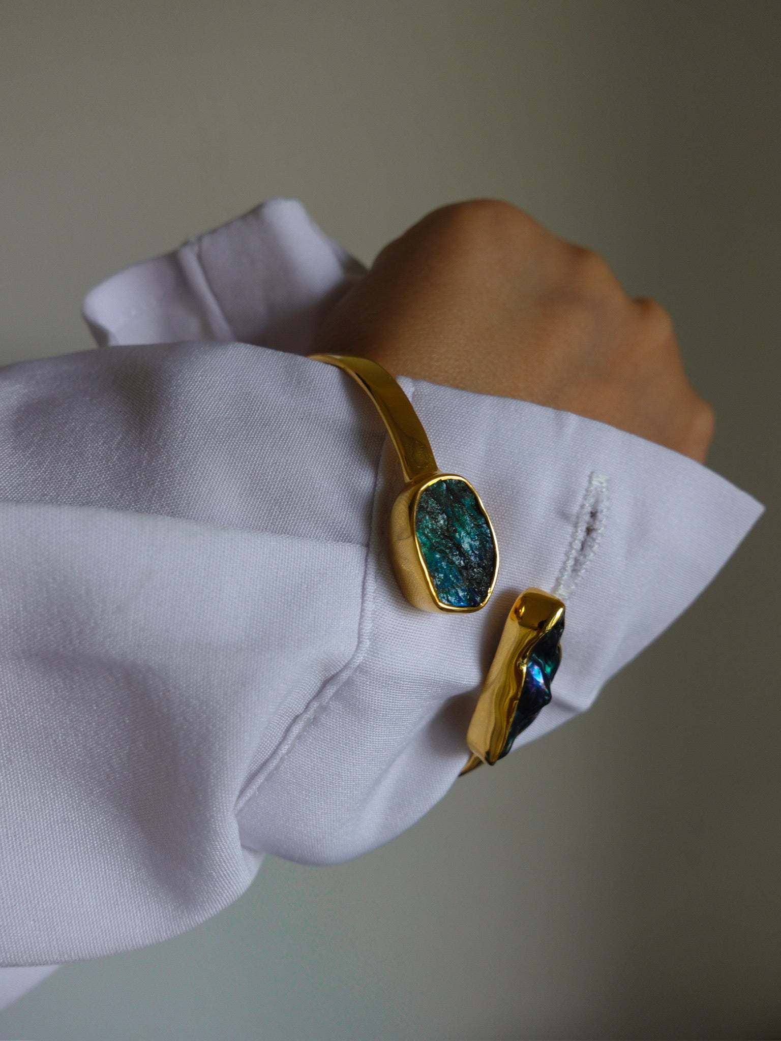 The Healer - Labradorite & Black Biwa Pearl Bracelet 18K